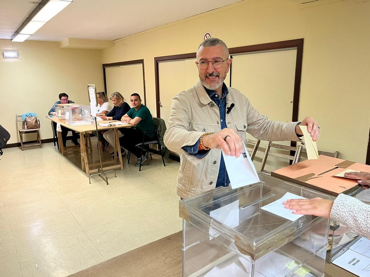 José Carlos Fernández Sarasola, candidato de Ciudadanos, votando esta mañana en el pabellón de La Arena.