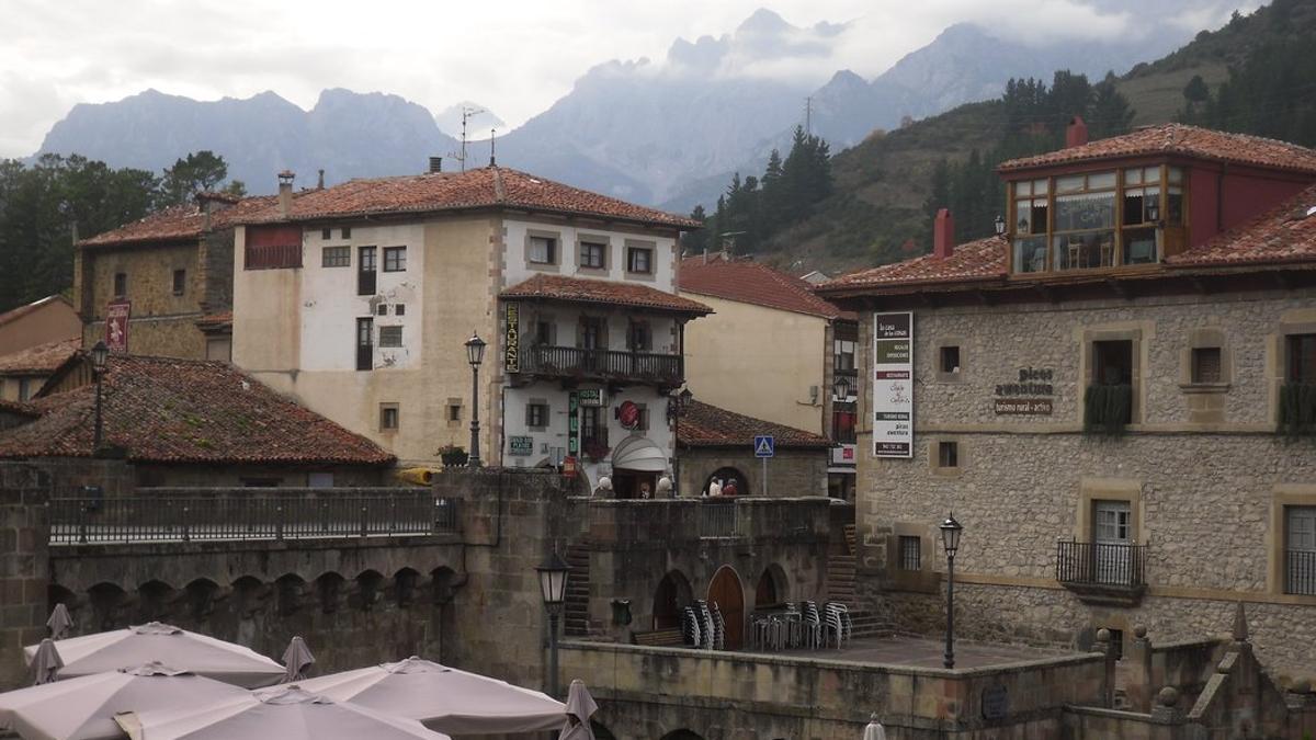 Vista de la localidad cántabra de Potes, con los Picos de Europa al fondo.