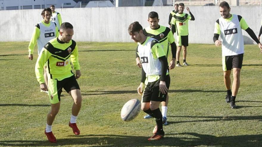 Javi Flores entrena en la &quot;jaula&quot; del Anexo con un balón de rugby