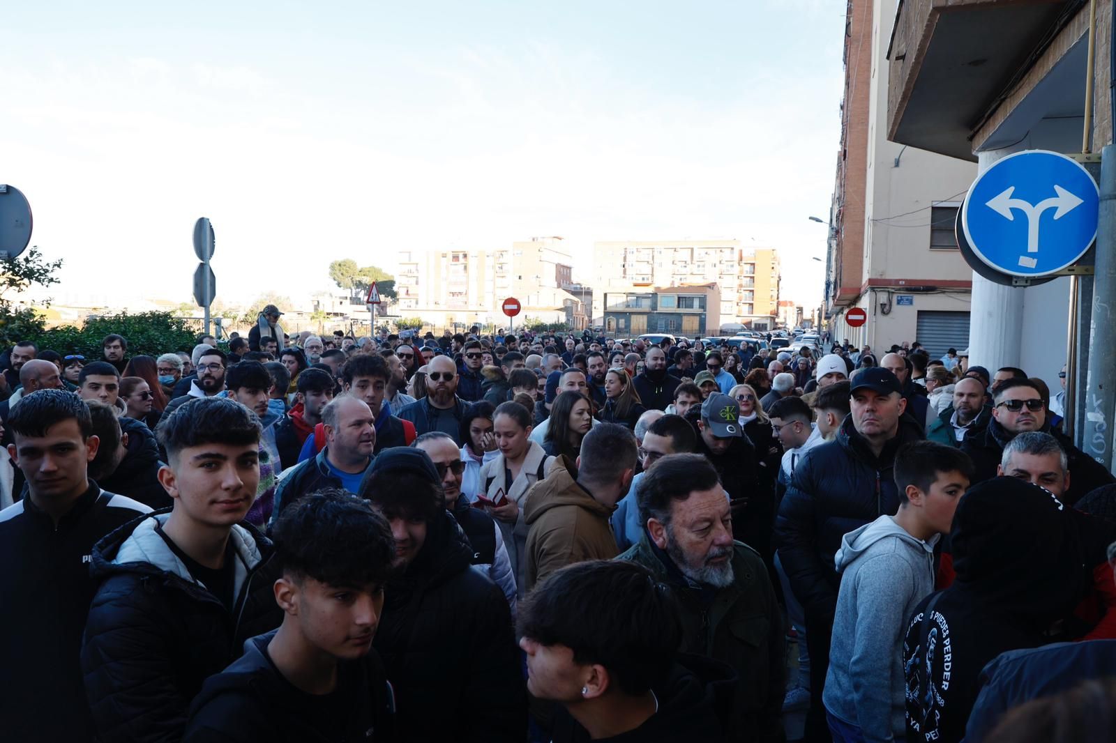 Más de 300 personas acuden a desokupar una vivienda en Castellar con fuerte presencia de la Guardia Civil