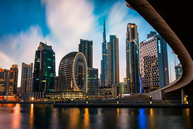 Vista aérea de la ciudad de Dubai desde el puerto marino de Marasi