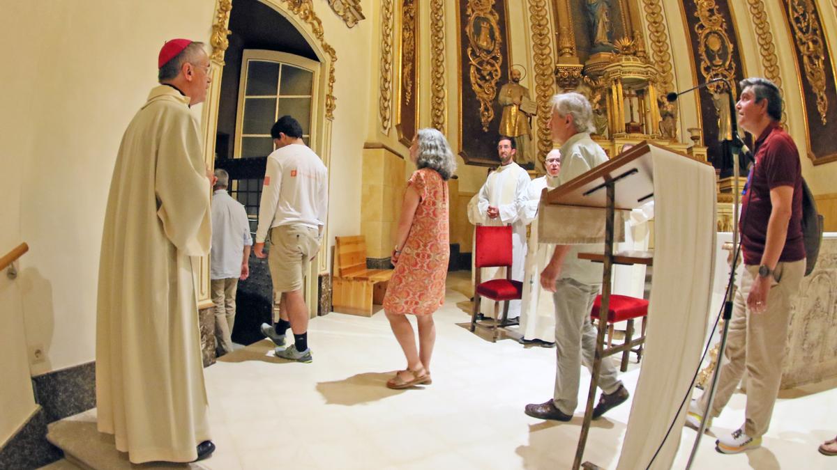 El centenar de pesones que van assistir ahir a l’acte de la Cova van travessar la porta