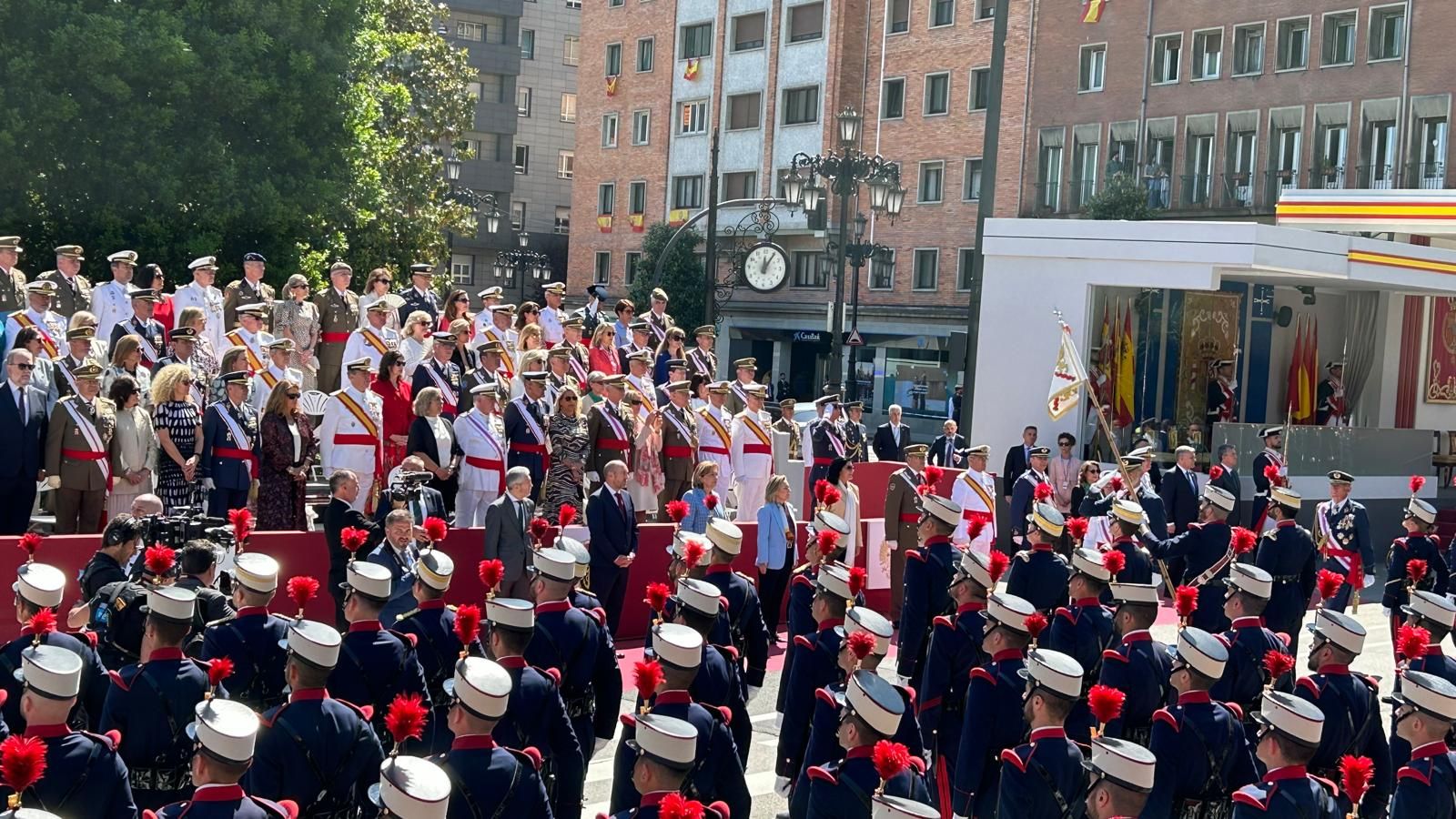 EN IMÁGENES: Así fiue el multitudinario desfile en Oviedo por el Día de las Fuerzas Armadas