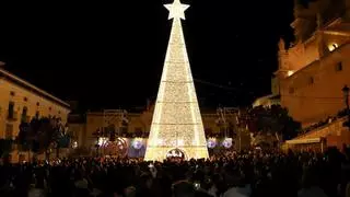 Lorca se viste de Navidad con el encendido del árbol de la Plaza de España