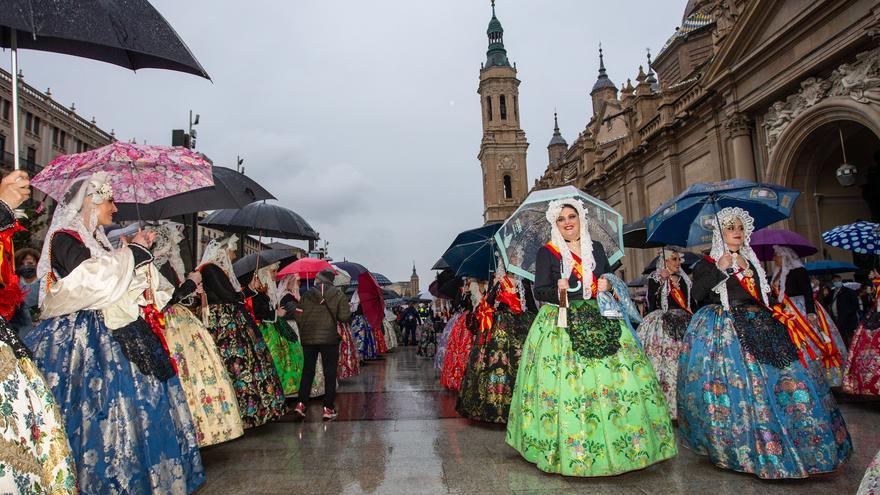 Las Hogueras se promocionan bajo la lluvia en Zaragoza