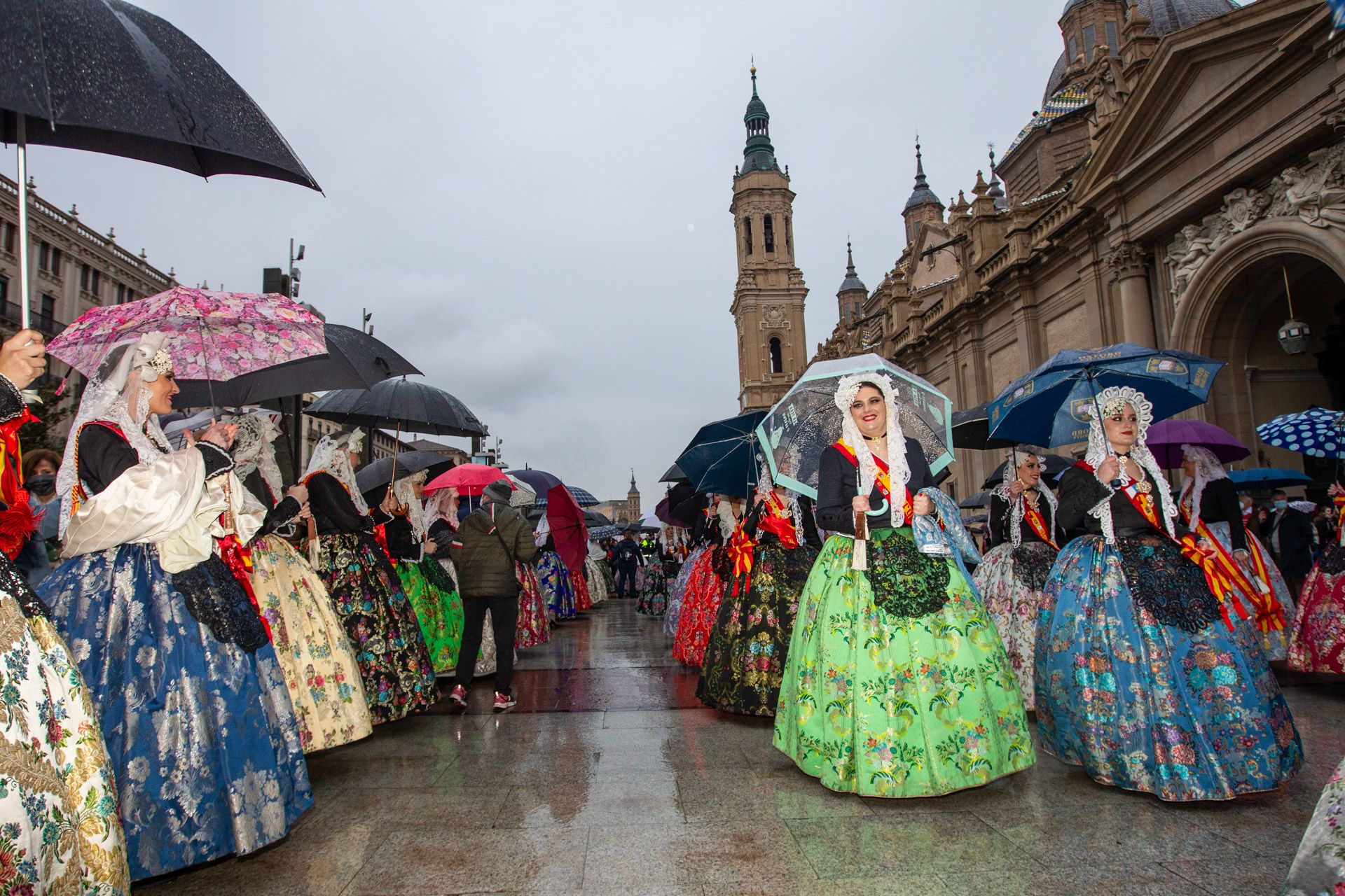 Las Hogueras se promocionan bajo la lluvia en Zaragoza