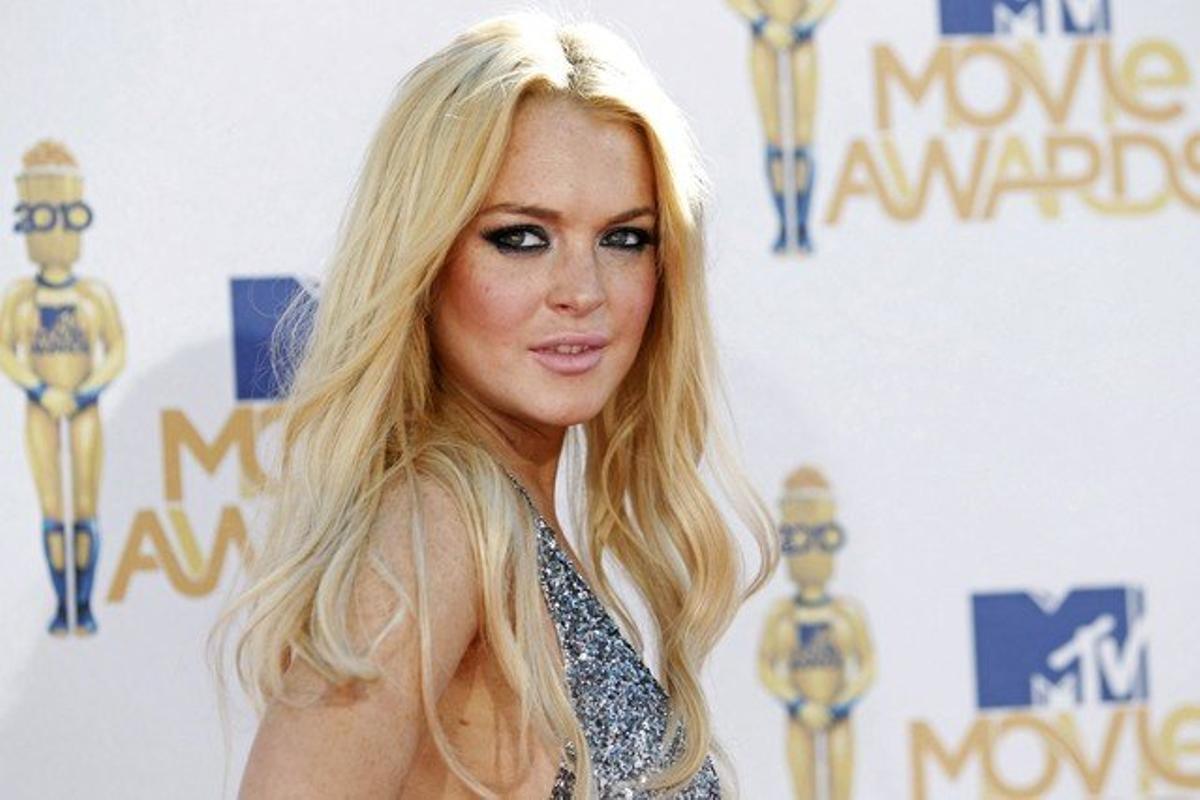 Lindsay Lohan llega a la gala 2010 de los MTV Movie Awards en Los Angeles. Su pulsera antialcohol se activó durnate la velada, lo que violaba los términos de la libertad condicional.
