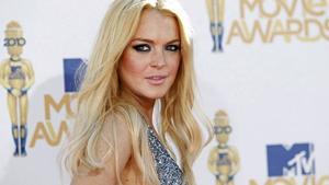 Lindsay Lohan llega a la gala 2010 de los MTV Movie Awards en Los Angeles. Su pulsera antialcohol se activó durnate la velada, lo que violaba los términos de la libertad condicional.