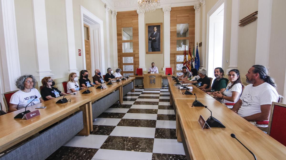 Un momento de la reunión, este lunes, entre el alcalde y miembros de su gobierno con representantes de la plataforma.