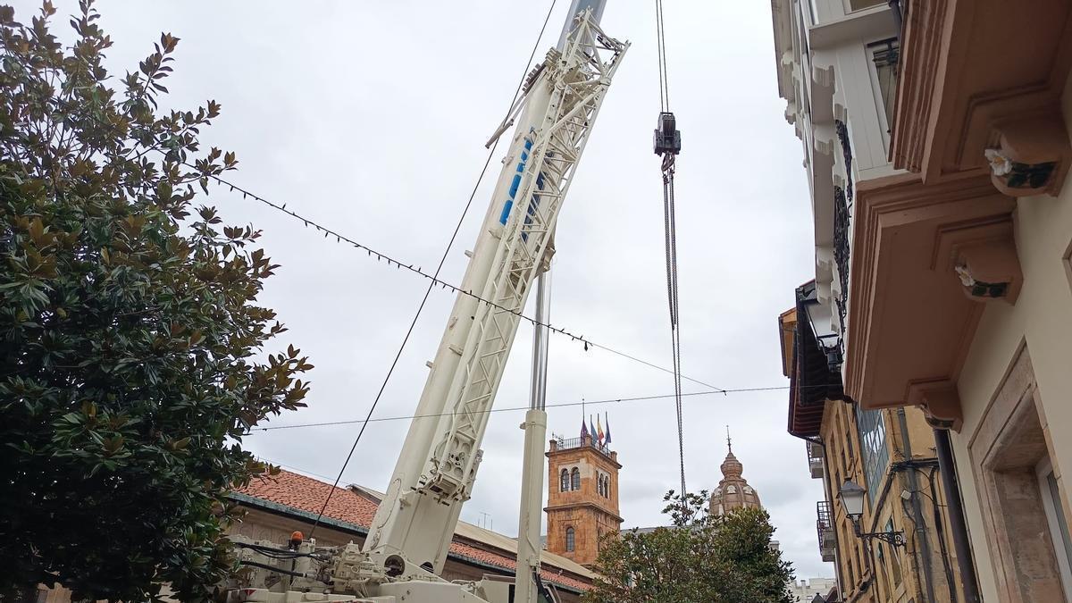 Grúa en la calle Ramón y Cajal.