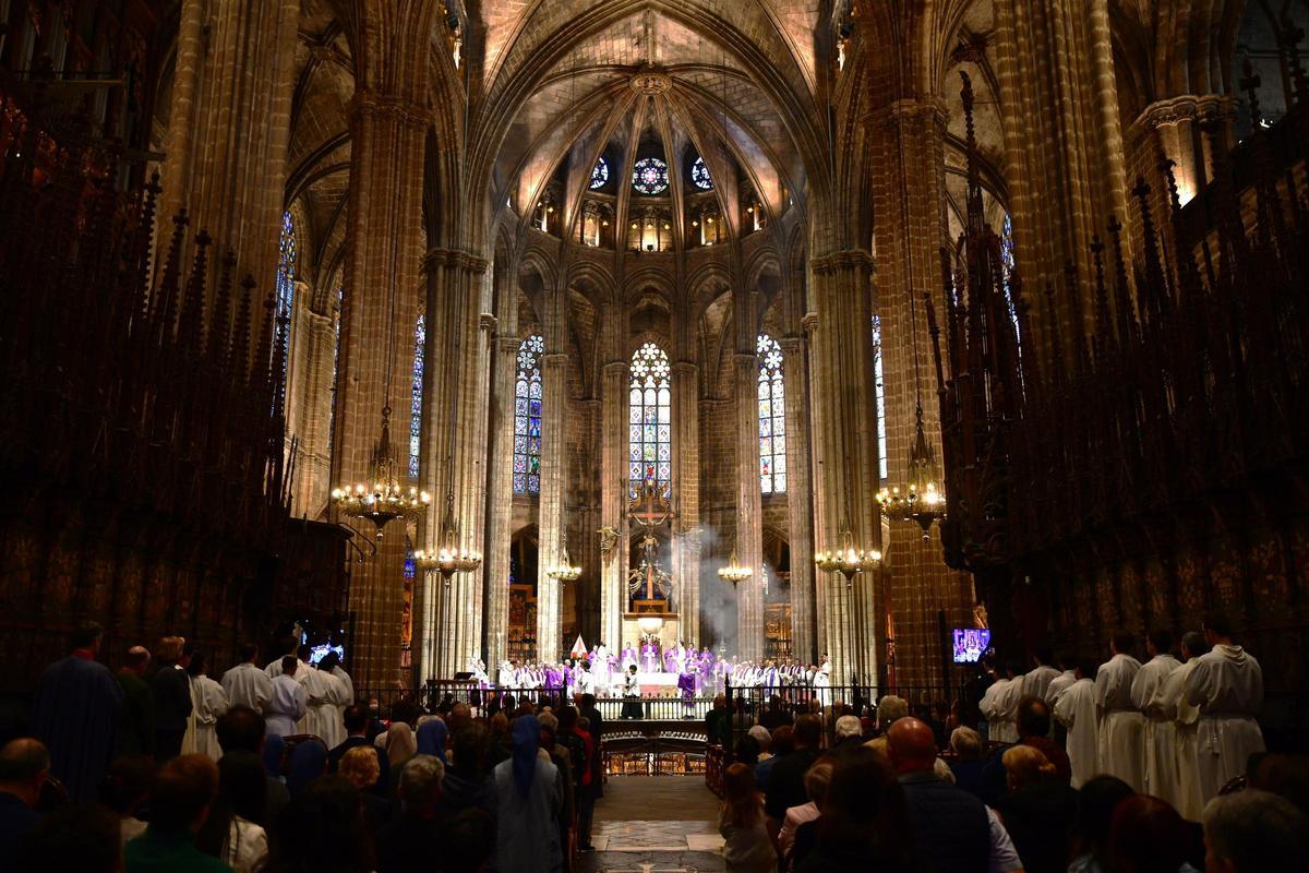 El interior de la catedral durante la celebración de la misa