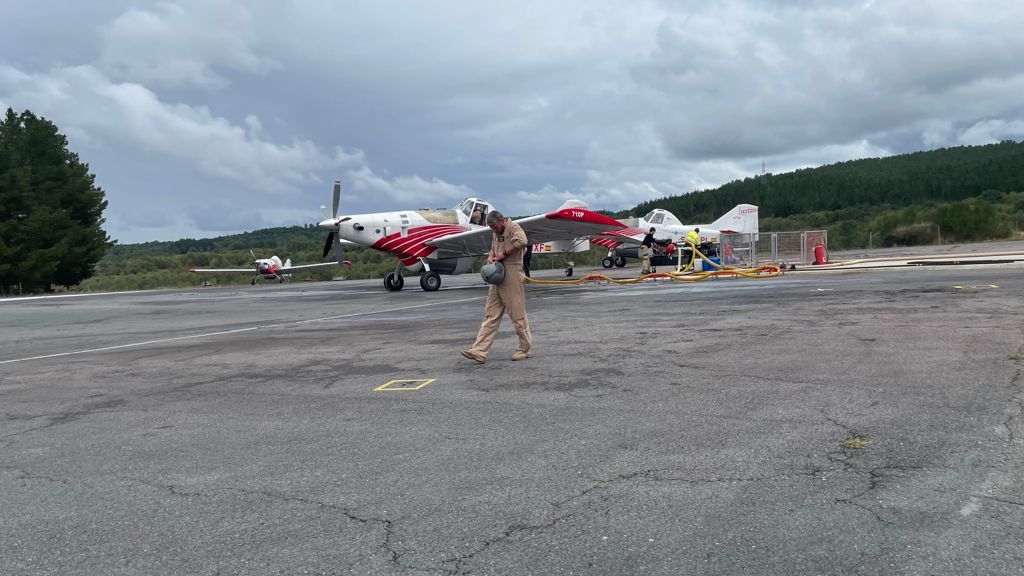 Así preparan los aviones de extinción en la base de Plysa en Doade