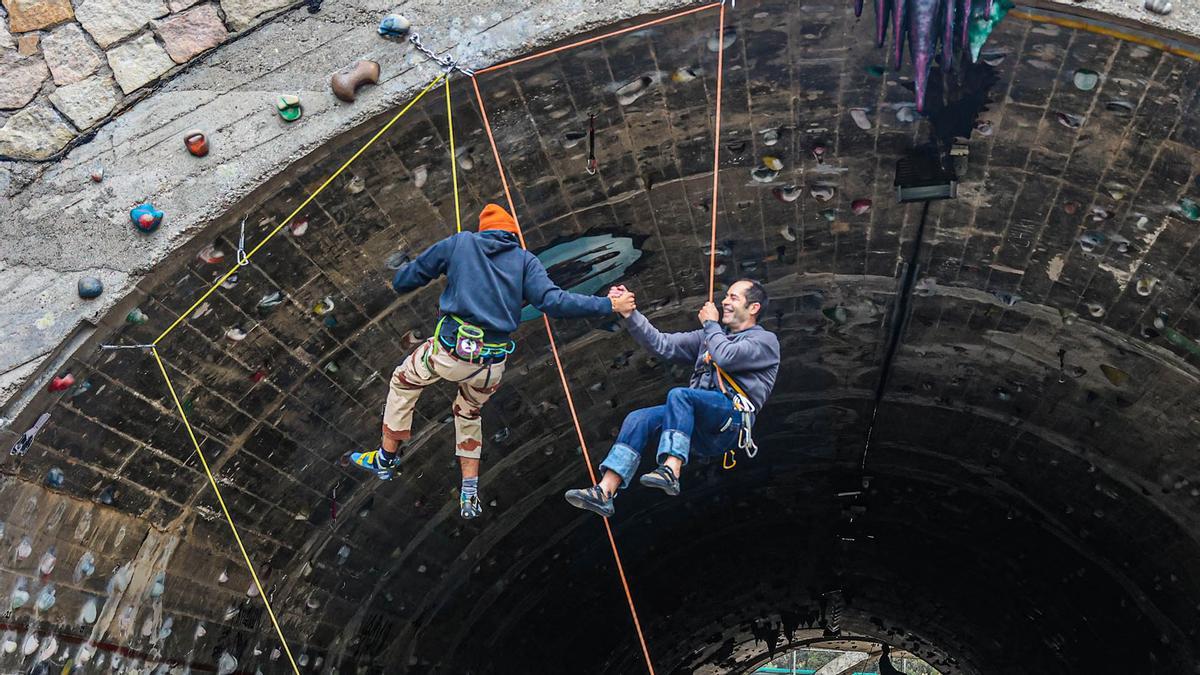 Recorremos el túnel de escalada de La Foixarda, en Montjuïc.