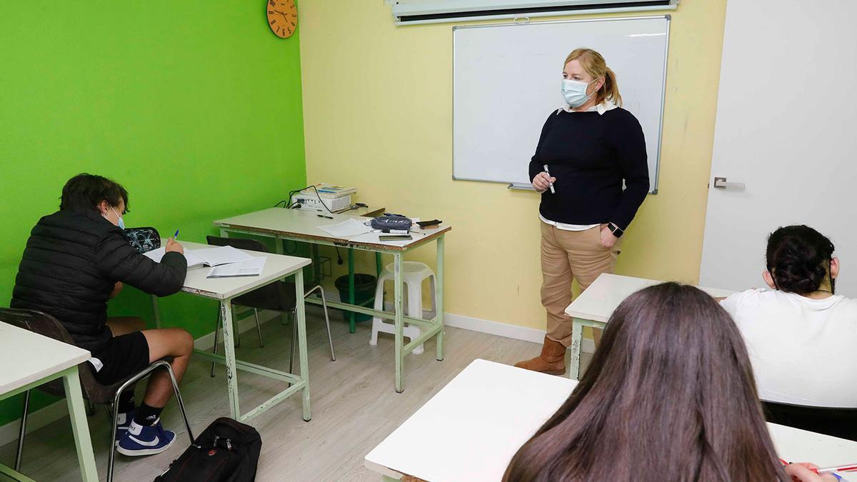 Una de las profesoras de la academia Ágora, en clase con sus alumnos