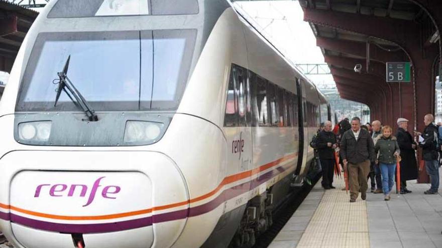 Renfe refuerza los trenes de Madrid a Galicia con motivo del puente