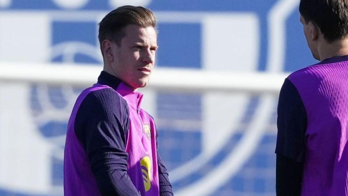 Ter Stegen parla amb Szczesny, ahir a la Ciutat Esportiva Joan Gamper. | ALEJANDRO GARCÍA / EFE