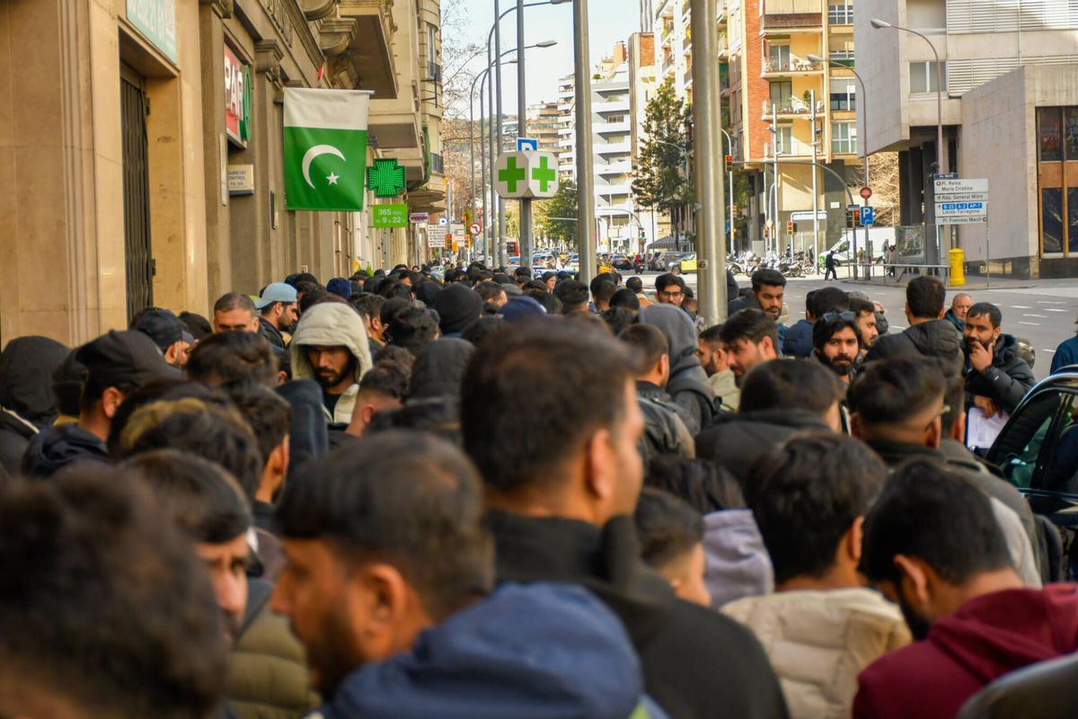 Fuera del Consulado de Pakistán el 29 de enero de 2026, esperan cientos de ciudadanos para obtener documentos con el fin de regularizar su situación en España. Las filas se dan luego del anuncio del pacto entre el Gobierno y Podemos para la regularización de medio millón de migrantes que llegaron a España hasta 2025.