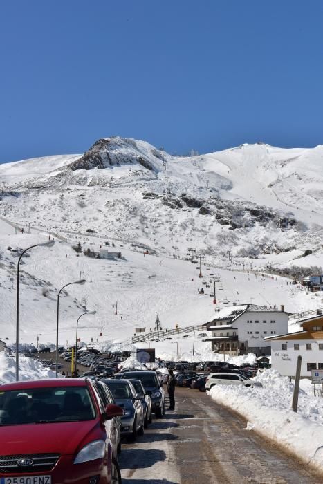 Esquiadores en la estación Valgrande Pajares