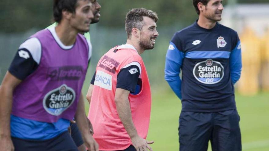 Luisinho, sonriente durante el entrenamiento de ayer por la tarde, en presencia de Víctor, Arribas y Sidnei.