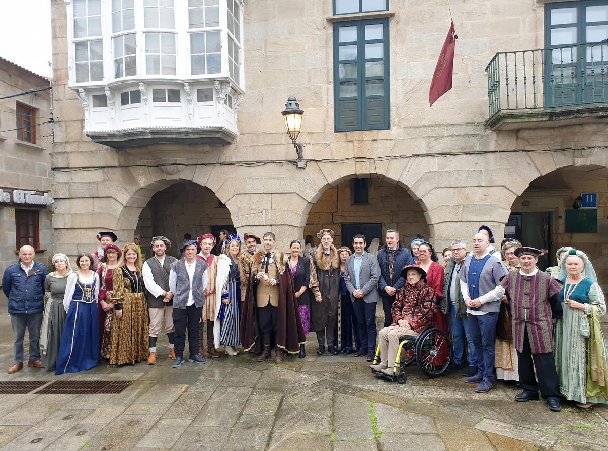 Dirigentes municipales y representantes de colectivos, ayer, en la presentación de la Festa da Arribada.