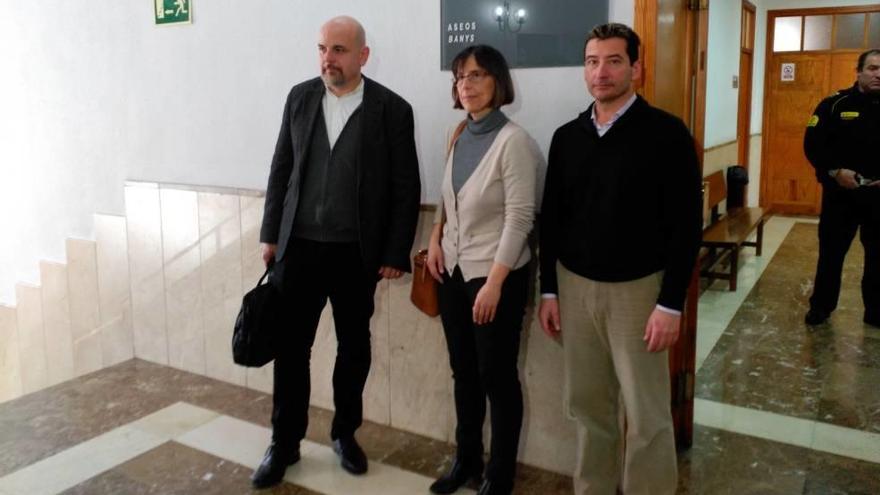 Jaume Bonet, Margalida Seguí y Rafel Andreu, ayer en los juzgados de Palma.