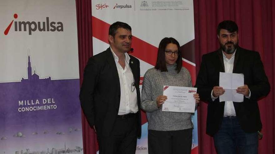 Juan Carlos Campo, Cristina Sánchez y Pablo Arboleya, en la entrega de premios de la Cátedra.