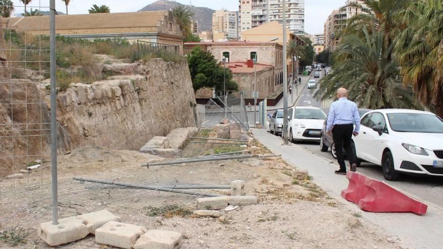 Una muralla abandonada en Cartagena