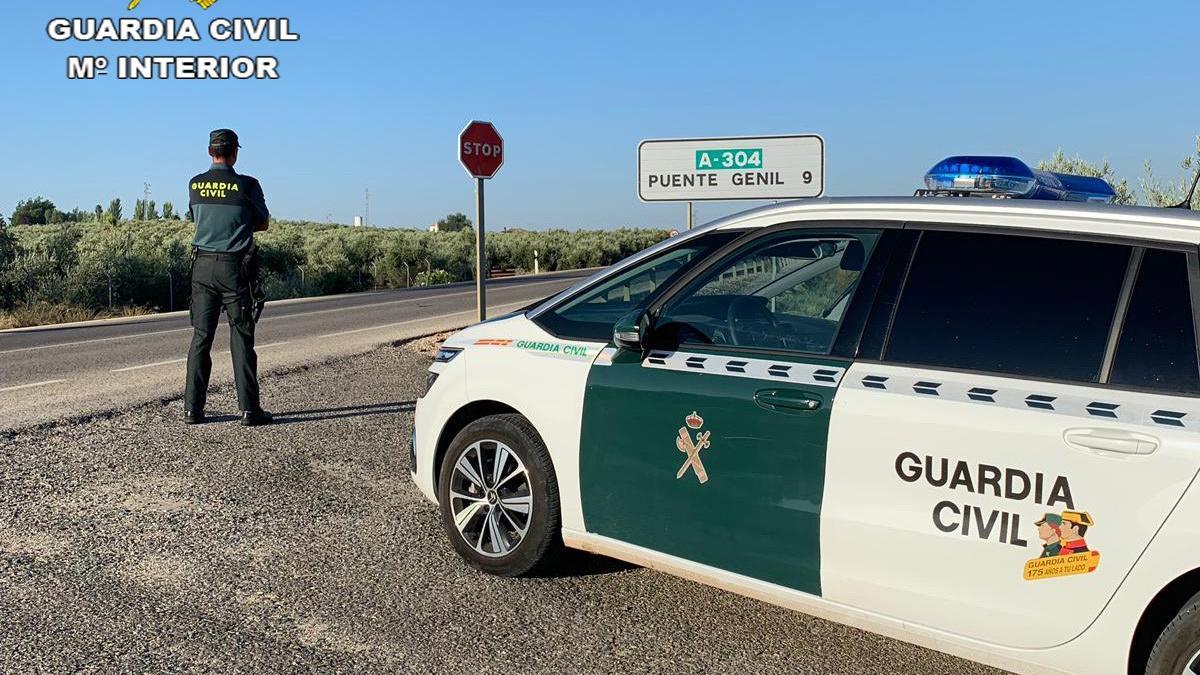 Un agente de la Guardia Civil en los aledaños de Puente Genil.