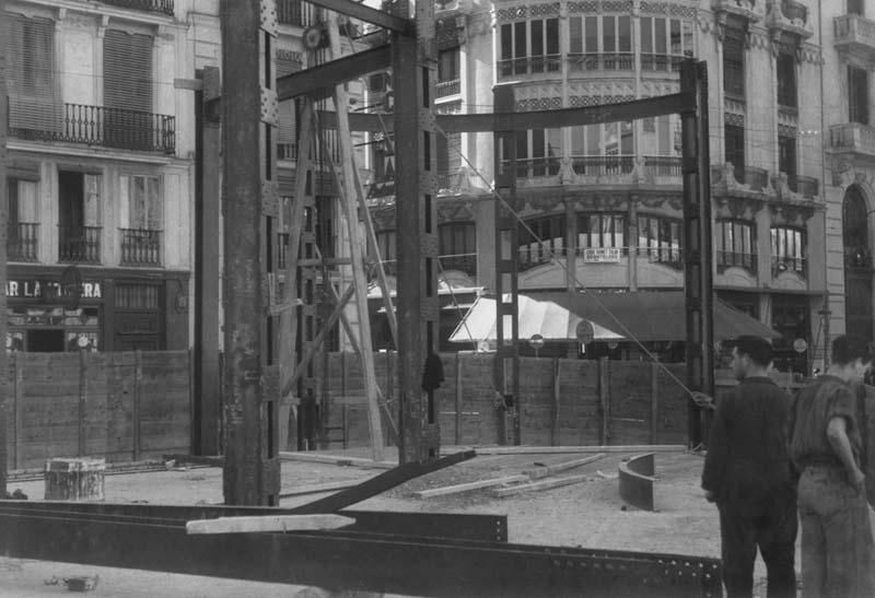 Los operarios del acero   Las 45 fotografías  realizadas entre 1935 y 1936, permiten conocer los métodos de construcción de la época, los materiales utilizados (cemento y acero, principalmente), los medios de transporte (carretas tiradas por burros) o las condiciones laborales de los trabajadores, que no disponían de grandes medidas de seguridad (sin casco, por ejemplo) y vestían con ropa de calle. Las fotografías de esta página muestran los trabajos en el sótano del edificio.