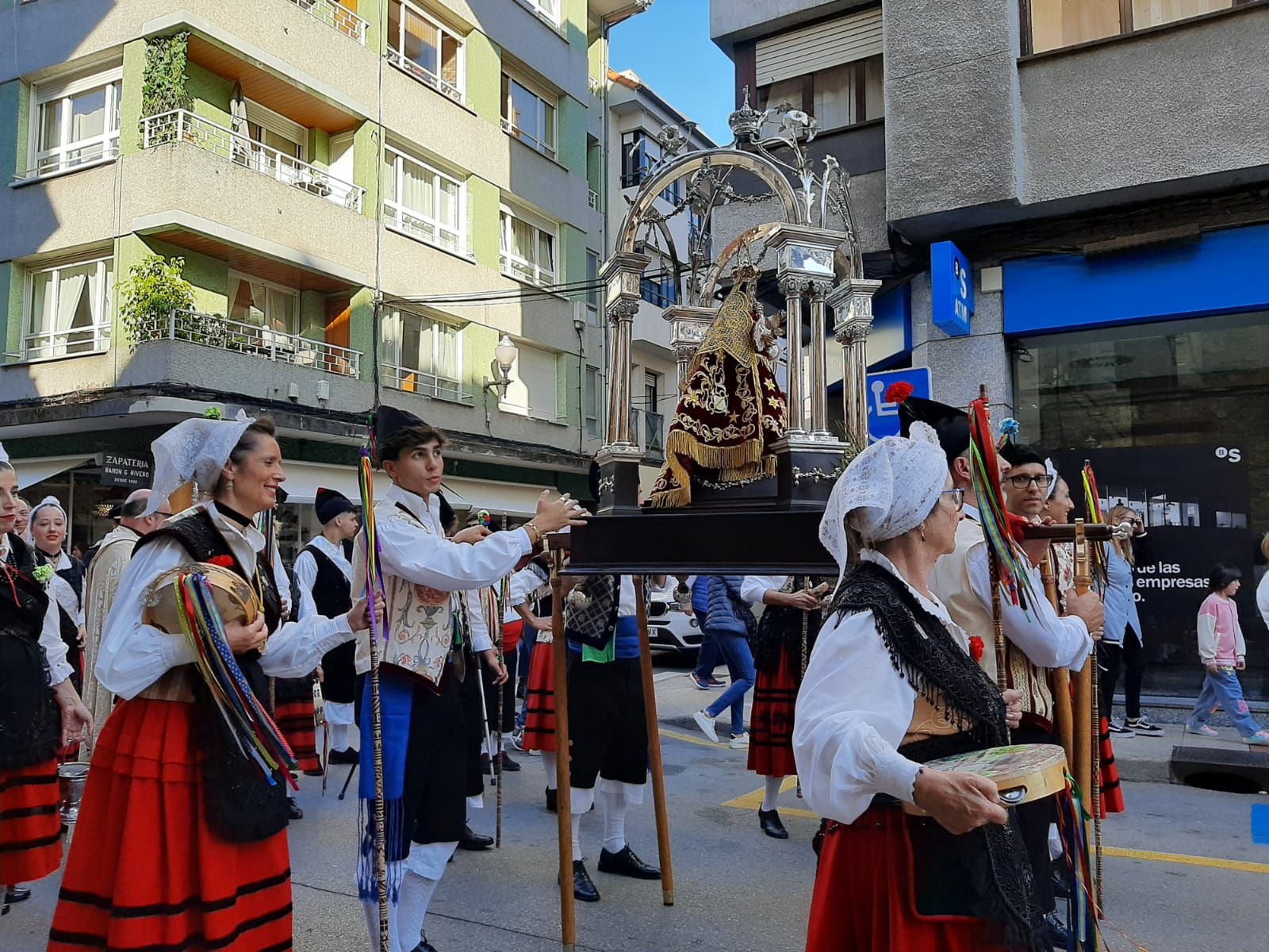 Villaviciosa ofrece el primer mosto a la Portalina: así ha sido el acto seguido de un desfile de carrozas