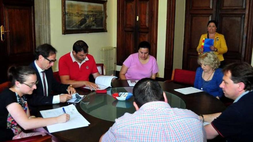 La reunión de la Mesa Local de Comercio, ayer a mediodía en el Concello de Vilagarcía.