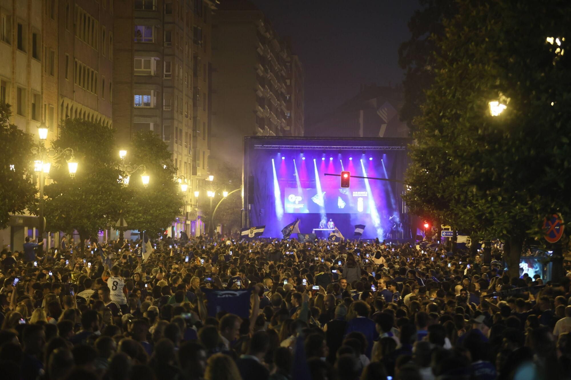 Así se celebró el ascenso del Oviedo a Primera: la afición estalla en una noche histórica