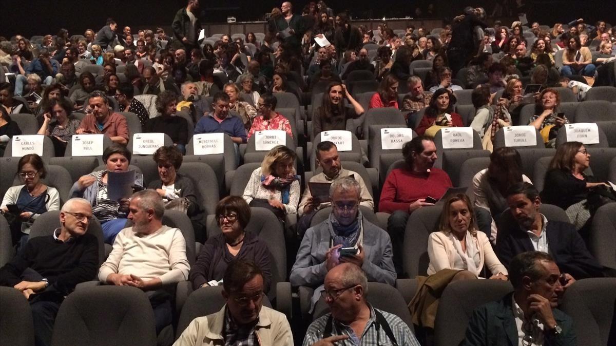 Butaques buides amb els noms d’exconsellers de la Generalitat empresonats. El Mercat de les Flors va recordar així la seva absència a l’estrena de ’Dancing with frogs’, de Sol Picó, dijous passat.