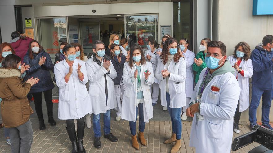 Sanidad asegura que solo quiere anular tres puntos del convenio del Hospital de Torrevieja y el comité pide ir a la huelga