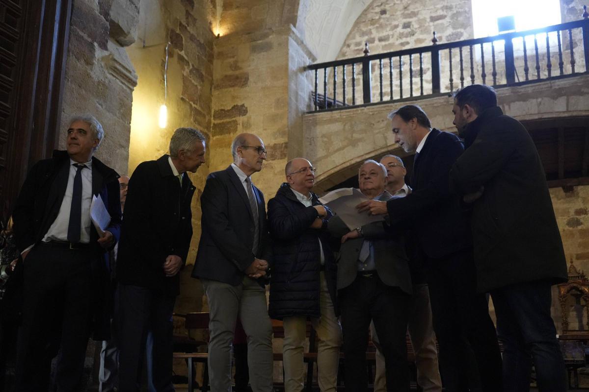 Autoridades y técnicos comprueban el resultado del cambio de iluminación en el interior del templo