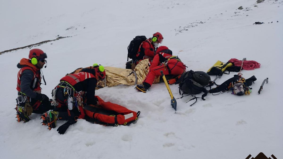 El equipo de rescate, con el joven sueco