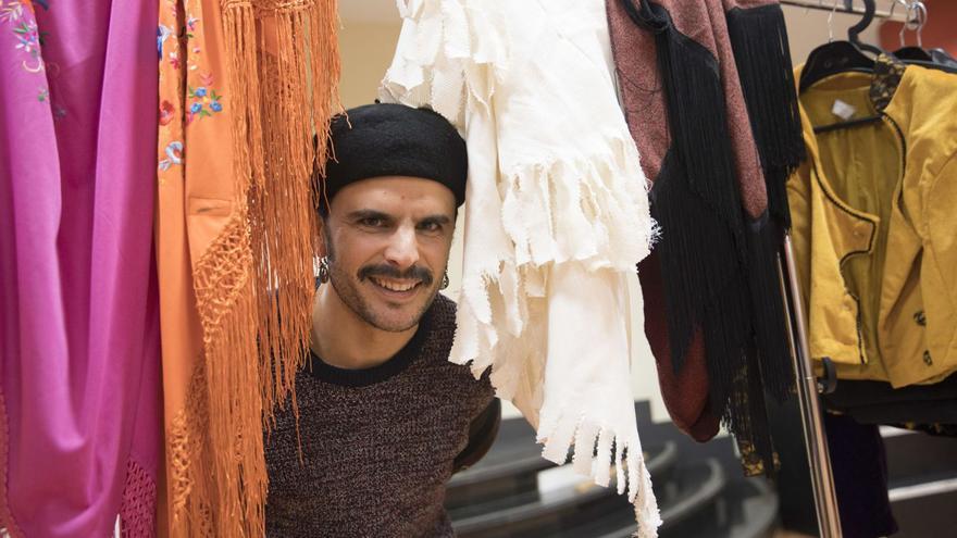 Rodrigo Cuevas celebra&#039;l premiu «Arcoíris», compartíu ente otros con Pedro Almodóvar: &quot;Toi encantáu&quot;