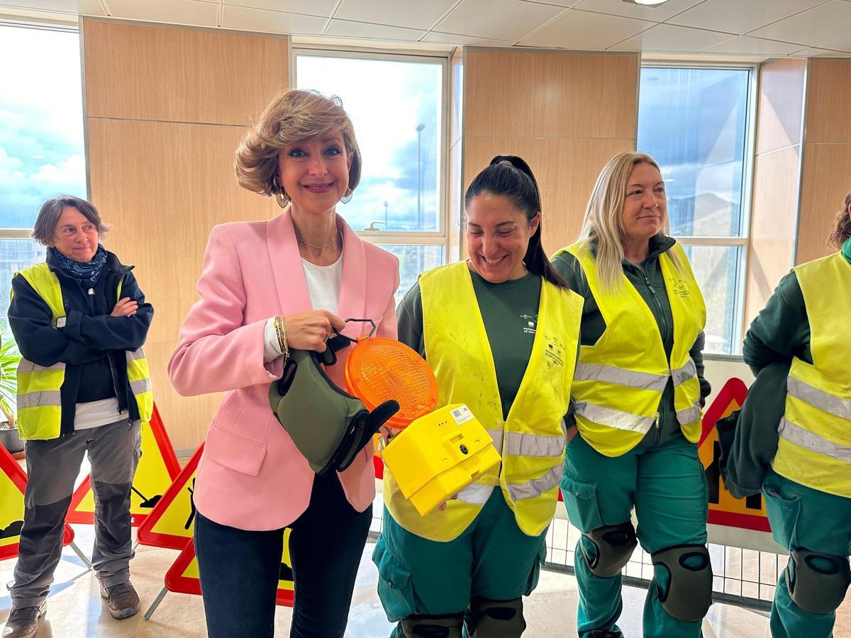 La edil de Personal, Belén Martínez, muestra uno de los equipos adquiridos.