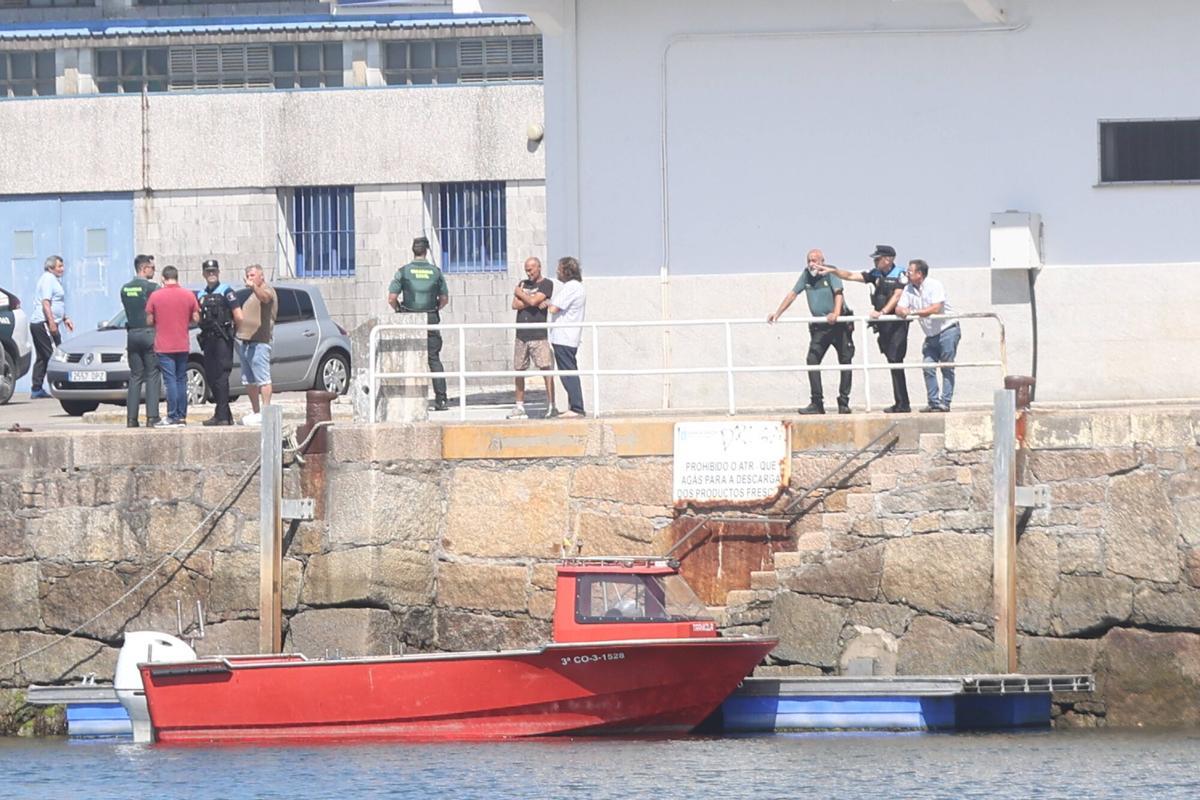 Operativo de rescate en el puerto de Cambados para el cuerpo que apareció este sábado por la mañana.