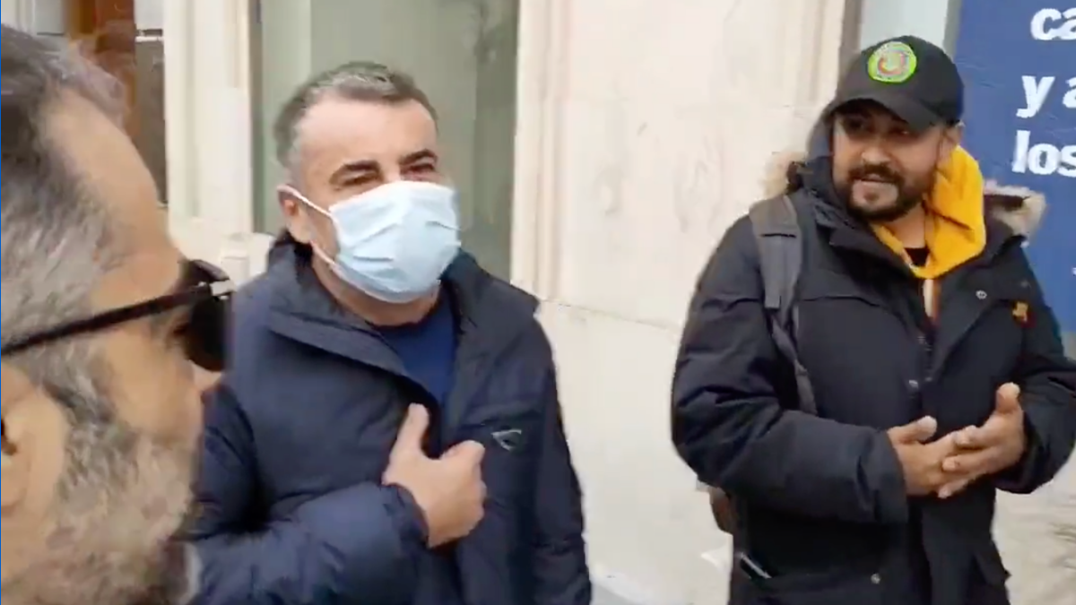 Jorge Javier Vázquez, brutalment assetjat per un grup de negacionistes pels carrers de Madrid Jorge Javier Vázquez, brutalment assetjat per un grup de negacionistes pels carrers de Madrid