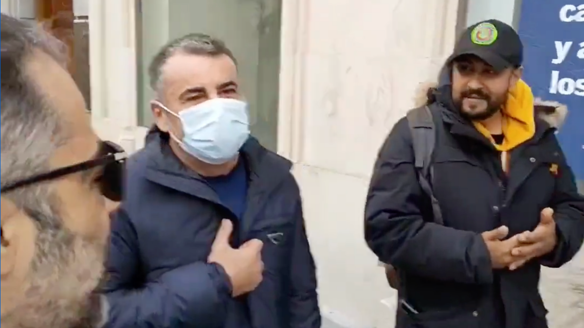 Jorge Javier Vázquez, brutalment assetjat per un grup de negacionistes pels carrers de Madrid