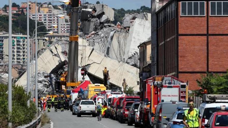 Diversos vehicles de Bombers, al costat del pont col·lapsat