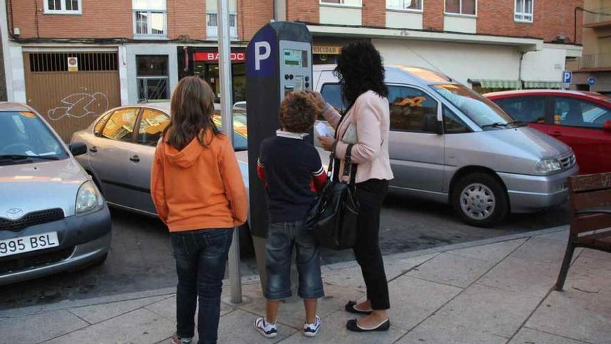 Una ciudadana saca el ticket de la zona azul en la capital.