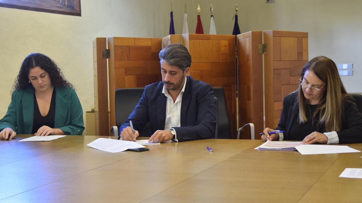 El alcalde, Luis Yeray Gutiérrez, durante la firma de los convenios.