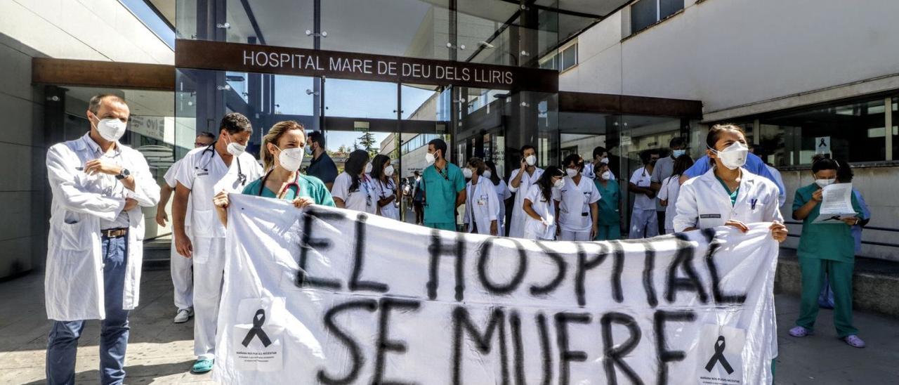 Una de las protestas de los facultativos del hospital de Alcoy el pasado verano. | JUANI RUZ
