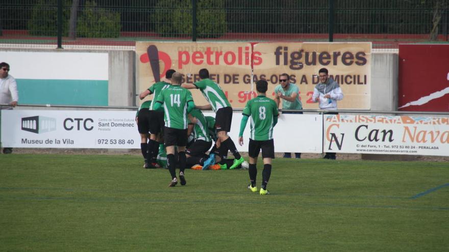 Els jugadors del Peralada celebrant el 2-1