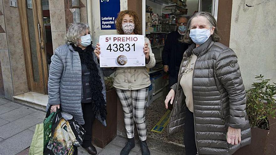 María Flores, en su papelería de Pérez Cepeda.   | // CASTELEIRO/ROLLER AGENCIA