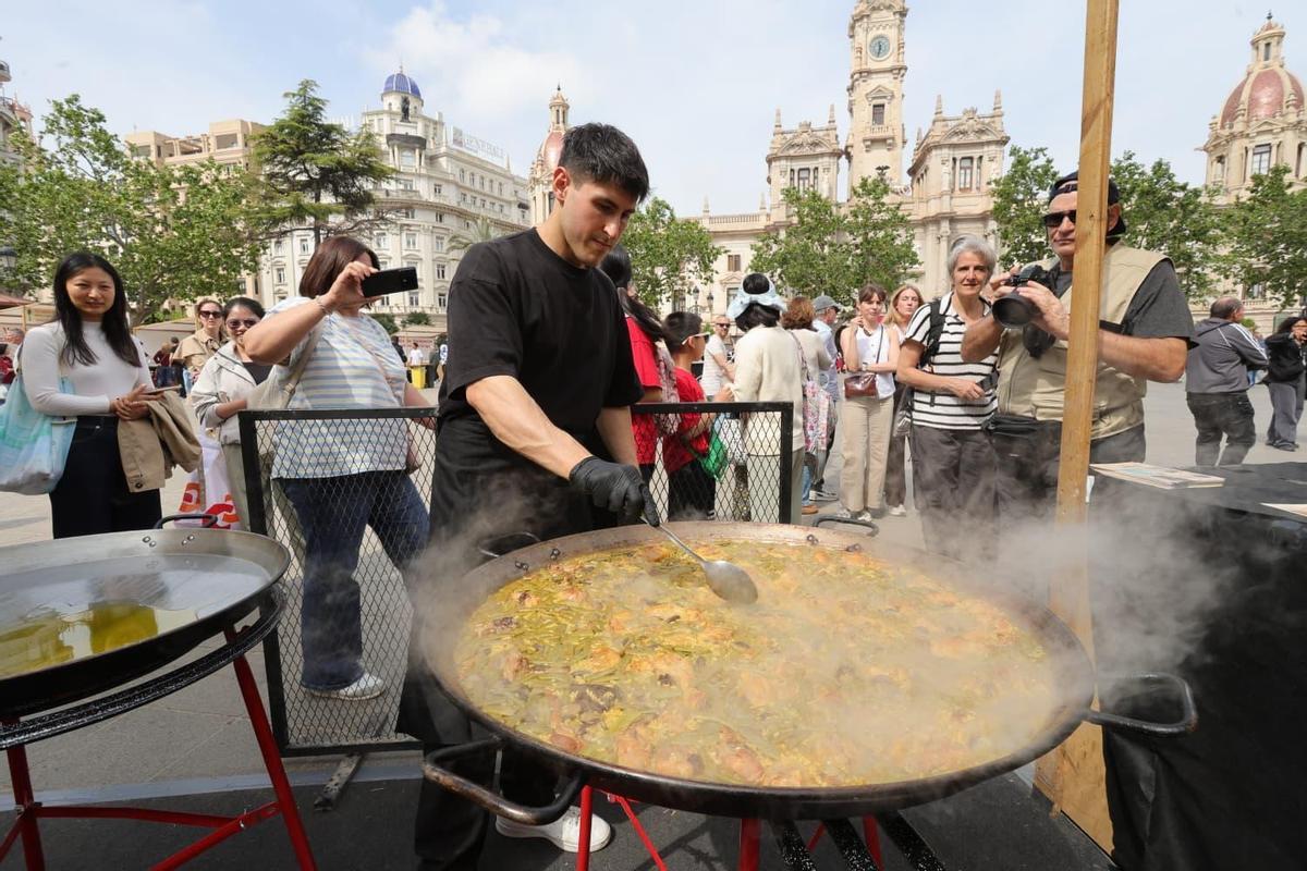 Un cocinero durante la elaboración de la paella.