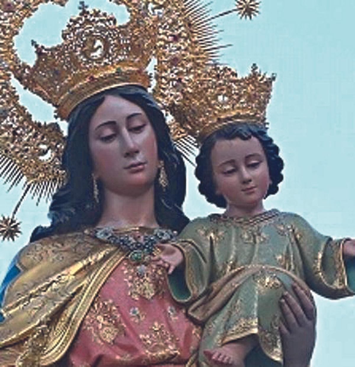 La imagen de María Auxiliadora fue sometida a una restauración integral en un taller local, cambiando totalmente su aspecto original.
