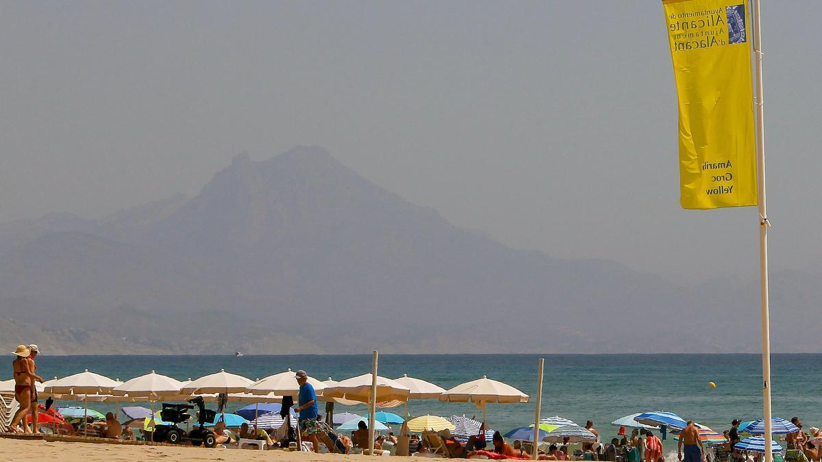 Vista general de la playa de San Juan, en Alicante, este martes.